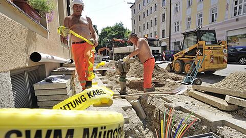 Wie auf diesem Bild aus dem Jahr 2010 im Dreimühlenviertel bauen die Stadtwerke das Glasfasernetz im zentralen München schon seit vielen Jahren aus.