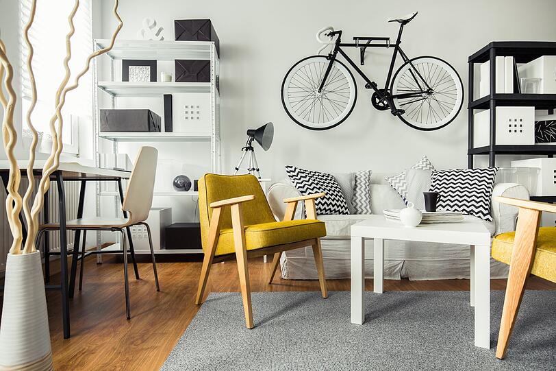 Wohin mit dem Fahrrad? Auf der Straße besteht die Gefahr, dass es gestohlen wird, im Treppenhaus hat es keinen Platz, in der Wohnung auch nicht. Außer, Sie hängen es an der Wand auf. Hier ist es nicht nur sicher und platzsparend verstaut, sondern kann zugleich als schickes Design-Element fungieren - die perfekte Lösung für städtische Wohnsituationen! Wohin mit dem Fahrrad? Auf der Straße besteht die Gefahr, dass es gestohlen wird, im Treppenhaus hat es keinen Platz, in der Wohnung auch nicht. Außer, Sie hängen es an der Wand auf. Hier ist es nicht nur sicher und platzsparend verstaut, sondern kann zugleich als schickes Design-Element fungieren - die perfekte Lösung für städtische Wohnsituationen!