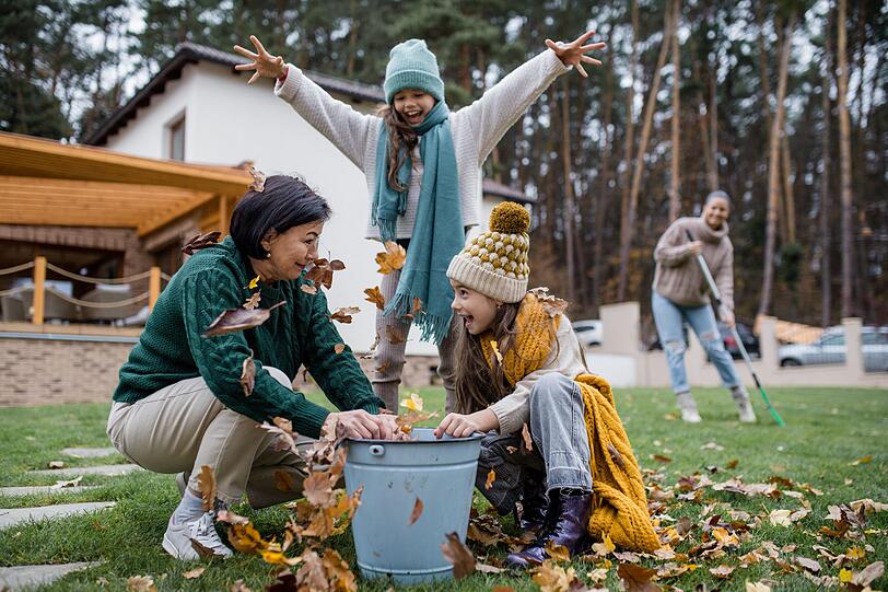 Die Arbeit mit dem Laub muss keine lästige Pflicht sein. Sehen Sie sie als willkommene Abwechslung zu langen Stunden am Schreibtisch. Wer Kinder einbindet, macht daraus ein Spiel und verwandelt die Pflicht in wertvolle Familienzeit. So wird die herbstliche Gartenarbeit zur Gelegenheit für Spaß, Bewegung an der frischen Luft und Miteinander. Die Arbeit mit dem Laub muss keine lästige Pflicht sein. Sehen Sie sie als willkommene Abwechslung zu langen Stunden am Schreibtisch. Wer Kinder einbindet, macht daraus ein Spiel und verwandelt die Pflicht in wertvolle Familienzeit. So wird die herbstliche Gartenarbeit zur Gelegenheit für Spaß, Bewegung an der frischen Luft und Miteinander.
