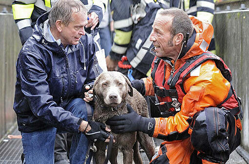 Nach der Rettung durch die Feuerwehr sind Herr und Hund wieder glücklich vereint.
