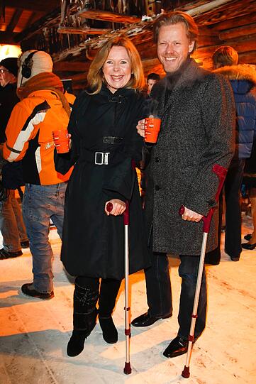 Marion Kracht macht ihre Krücken auch für Ehemann Berthold Manns kurzerhand zum Fashion-Accessoire beim Tiroler Abend im Dorfstadl in Kühtai.