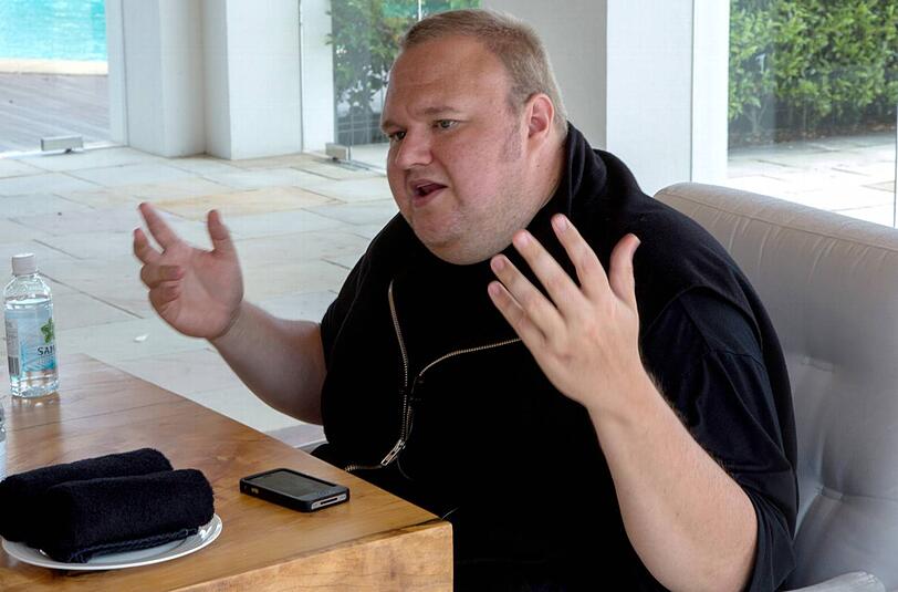 Hier klagt "Dotcom" nach dem Polizeieinsatz in der Küche seiner Villa der Welt sein Leid.