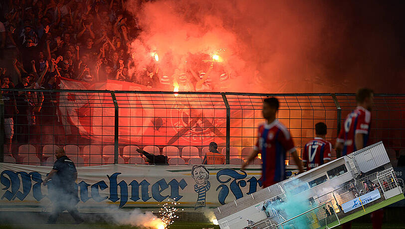 Pyro und Böller beim Amateurderby - Fans zündeln im Grünwalder Stadion. Sehen Sie hier Bilder vom Derby Pyro und Böller beim Amateurderby - Fans zündeln im Grünwalder Stadion. Sehen Sie hier Bilder vom Derby