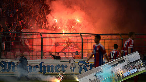 Pyro und Böller beim Amateurderby - Fans zündeln im Grünwalder Stadion. Sehen Sie hier Bilder vom Derby