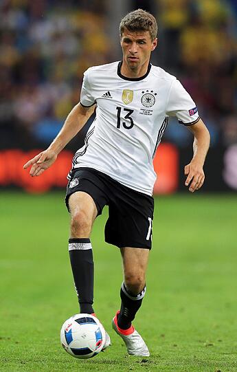 Thomas Müller Note 4: Hat noch nie bei einer EM getroffen, auch im sechsten Spiel nicht. Zum Vergleich: Bei WMs mit bereits zehn Treffern (2010 und 2014 je fünf). Auf halbrechts mit einem typischen Müller-Spiel. Wuselig, umständlich.