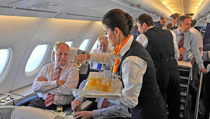Weil ihr die Crew irgendwann den Champagner verweigerte, rastete die Schweizerin aus. (Symbolbild) Weil ihr die Crew irgendwann den Champagner verweigerte, rastete die Schweizerin aus. (Symbolbild)