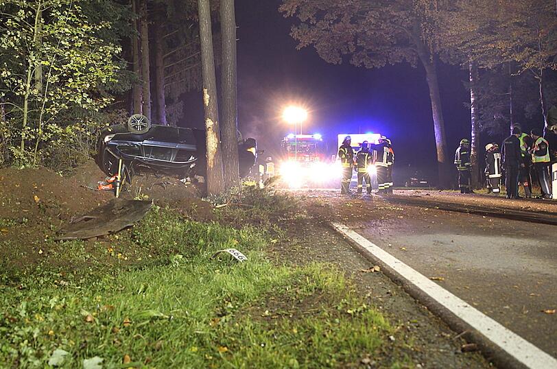 Zu schnell und dann auch noch Alkohol um Blut: Ein 25-Jähriger verursacht einen schweren Verkehrsunfall.