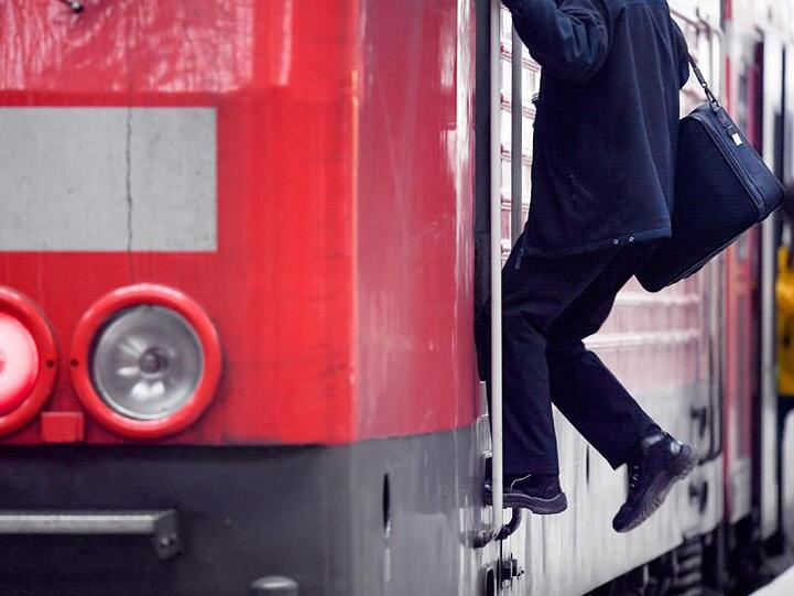 Ein Lokführer verlässt den Führerstand eines Regionalzuges der Deutschen Bahn. Die Bahn stellt zusätzliche Mitarbeiter ein.