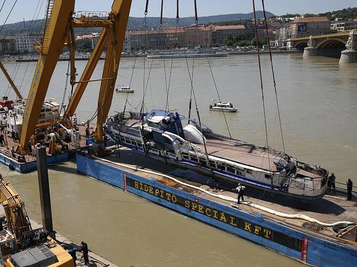 Ein Kran hebt das Schiffswrack des gesunkenen Ausflugsschiffs "Hableany" aus der Donau bei Budapest.