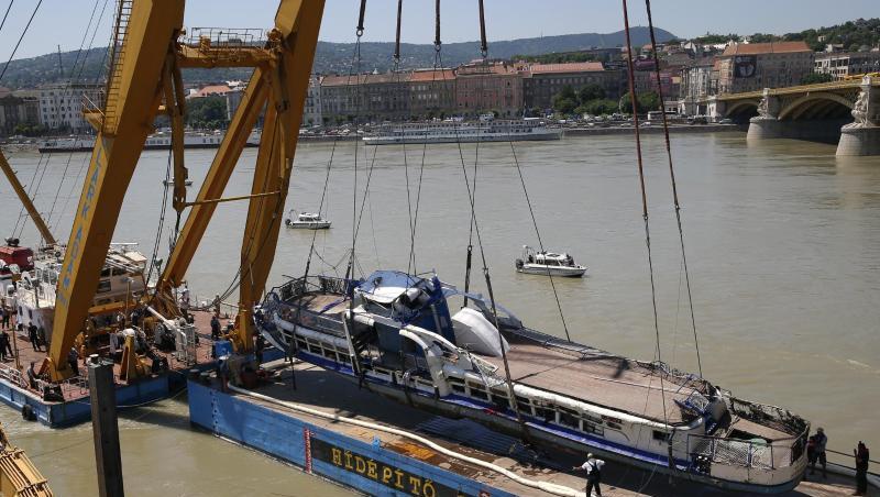 Ein Kran hebt das Schiffswrack des gesunkenen Ausflugsschiffs "Hableany" aus der Donau bei Budapest. Ein Kran hebt das Schiffswrack des gesunkenen Ausflugsschiffs "Hableany" aus der Donau bei Budapest.