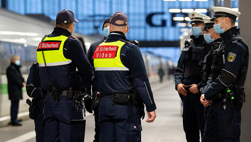 Sicherheitsmitarbeiter der Deutsche Bahn kontrollieren zusammen mit Polizisten der Bundespolizei die Einhaltung der Maskenpflicht am Hauptbahnhof. (Archivbild)