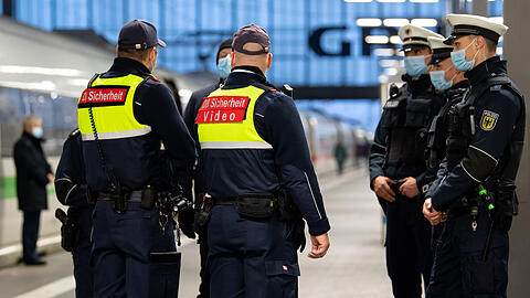 Sicherheitsmitarbeiter der Deutsche Bahn kontrollieren zusammen mit Polizisten der Bundespolizei die Einhaltung der Maskenpflicht am Hauptbahnhof. (Archivbild)