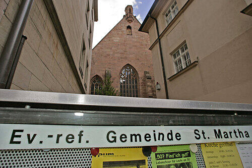 Der Schaukasten der Zentrale der Evangelisch-reformierten Kirche in Bayern vor der Kirche St. Martha in Nürnberg.