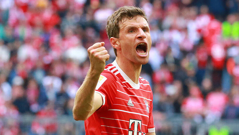 Die Erleichterung ist Thomas Müller ins Gesicht geschrieben. Durch den Sieg gegen Hertha BSC (2:0) ist der FC Bayern wieder zurück an der Tabellenspitze.