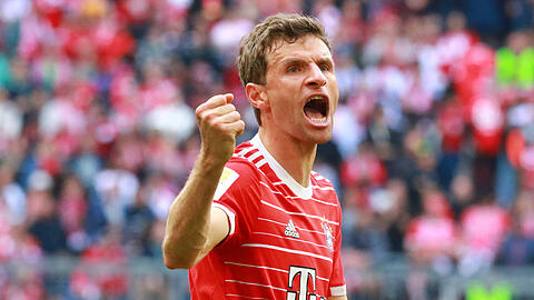 Die Erleichterung ist Thomas Müller ins Gesicht geschrieben. Durch den Sieg gegen Hertha BSC (2:0) ist der FC Bayern wieder zurück an der Tabellenspitze.