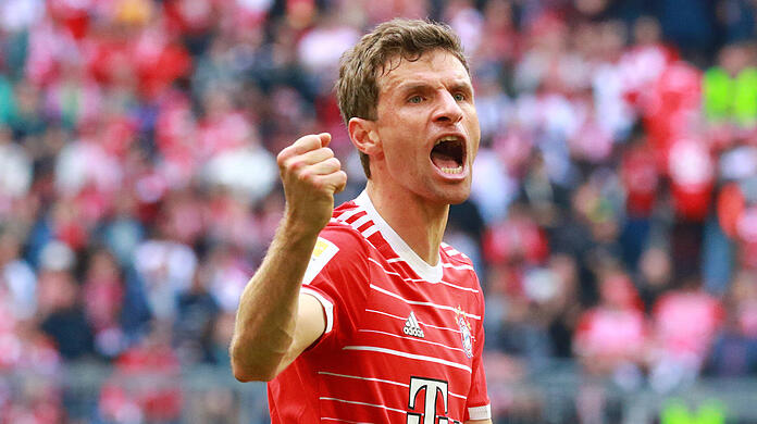 Die Erleichterung ist Thomas Müller ins Gesicht geschrieben. Durch den Sieg gegen Hertha BSC (2:0) ist der FC Bayern wieder zurück an der Tabellenspitze.
