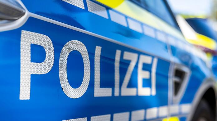 Die Frau des Lkw-Fahrers teilte den Standort des Fahrzeugs mit. (Symbolbild)