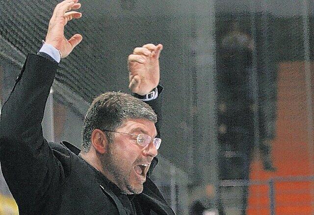Seine Temperamentsausbrüche und Wutanfälle sind gefürchtet: Pat Cortina, der seit gestern wieder Trainer des EHC München ist. Foto: Rauchensteiner/Augenklick