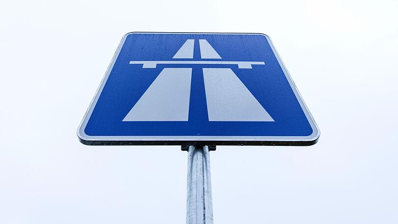 Weil die Fahrbahn erneuert wird, kommt es in den kommenden Wochen zu mehreren Sperrungen auf der Autobahn 93. (Symbolbild)