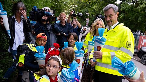 Verteilte kleine Schultüten: Bayerns Ministerpräsident Markus Söder.