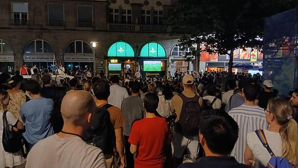 Alles voll am Sendlinger Tor. Hunderte Fans verfolgten das Spiel auf zwei gro&szlig;en Leinw&auml;nden vor dem Giesinger Stehauschank.