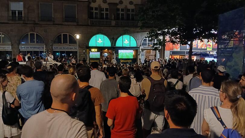 Alles voll am Sendlinger Tor. Hunderte Fans verfolgten das Spiel auf zwei großen Leinwänden vor dem Giesinger Stehauschank. Alles voll am Sendlinger Tor. Hunderte Fans verfolgten das Spiel auf zwei großen Leinwänden vor dem Giesinger Stehauschank.
