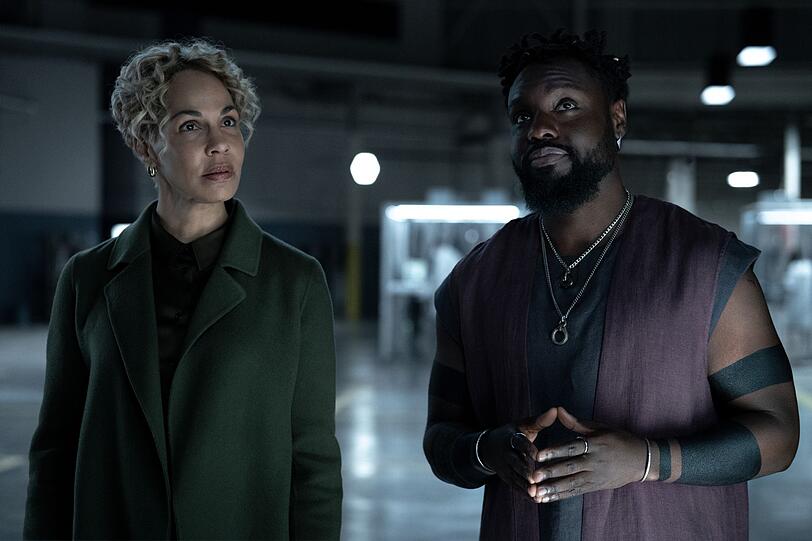 Blair (Amanda Brugel) liest einer Version von Leighton (Dayo Okeniyi) die Leviten. Blair (Amanda Brugel) liest einer Version von Leighton (Dayo Okeniyi) die Leviten.
