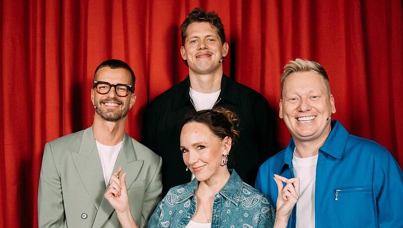 Joko Winterscheidt (l.) tritt in den neuen Folgen von "Wer stiehlt mir die Show?" gegen Moritz Wagner (h.), Carolin Kebekus und Jens Knossalla an. Joko Winterscheidt (l.) tritt in den neuen Folgen von "Wer stiehlt mir die Show?" gegen Moritz Wagner (h.), Carolin Kebekus und Jens Knossalla an.