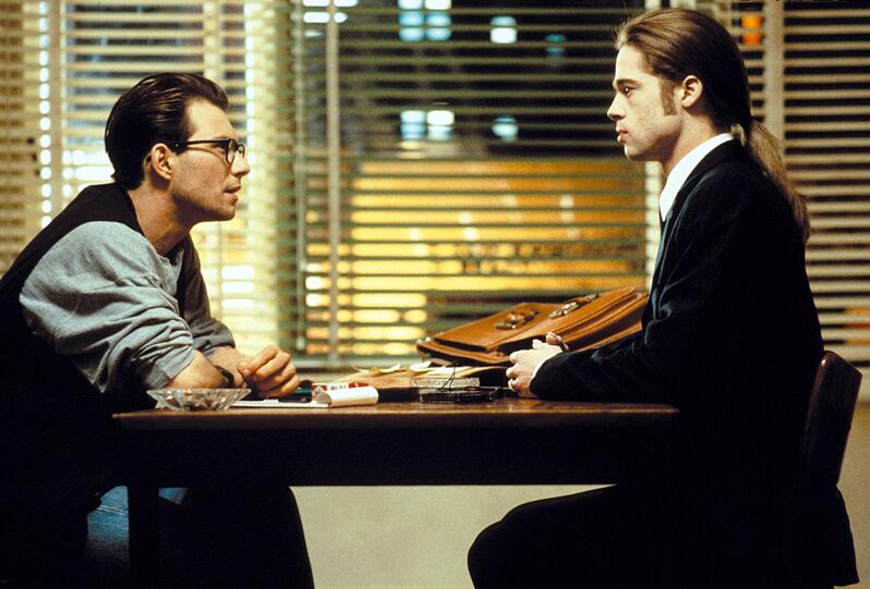 Nach 200 Jahren Vampir-Dasein erzählt Louis (Brad Pitt, rechts) dem Journalisten Malloy (Christian Slater) seine Geschichte. Nach 200 Jahren Vampir-Dasein erzählt Louis (Brad Pitt, rechts) dem Journalisten Malloy (Christian Slater) seine Geschichte.