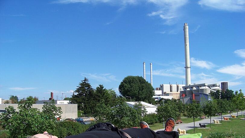 Unter freiem Himmel liegend, den Blick nach oben gerichtet, hat „Raumforscherin“ An Seebach erstaunliche Ruheoasen in St. Leonhard entdeckt. Unter freiem Himmel liegend, den Blick nach oben gerichtet, hat „Raumforscherin“ An Seebach erstaunliche Ruheoasen in St. Leonhard entdeckt.