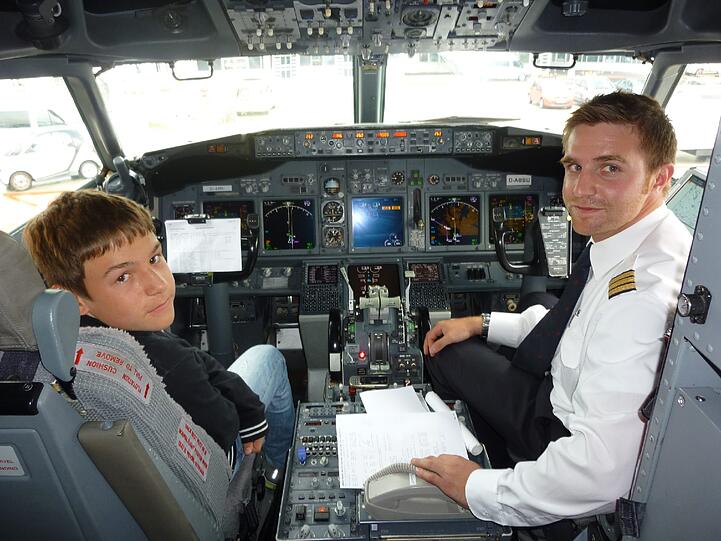 Kurz &ndash; und natürlich nur am Boden &ndash; nimmt Erik Kell neben Copilot Thomas Krumholz auf dem Pilotenstuhl Platz.
