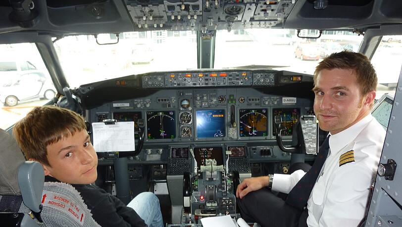 Kurz – und natürlich nur am Boden – nimmt Erik Kell neben Copilot Thomas Krumholz auf dem Pilotenstuhl Platz. Kurz – und natürlich nur am Boden – nimmt Erik Kell neben Copilot Thomas Krumholz auf dem Pilotenstuhl Platz.