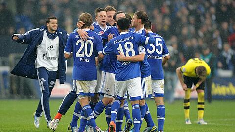 Sieg im 142. Revierderby: Schalke feiert das 2:1 gegen Borussia Dortmund