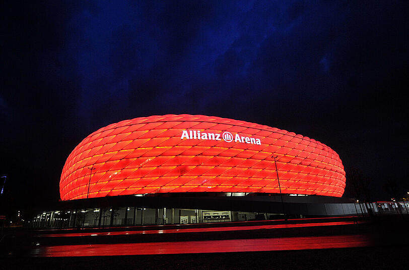 Die Allianz Arena leuchtet rot: So lieben es die Bayern-Fans.