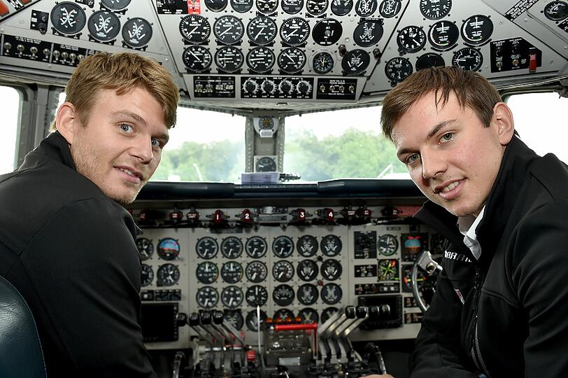 Die EHC-Stars Mads Christensen (l.) und Martin Hinterstocker im Cockpit einer DC6.