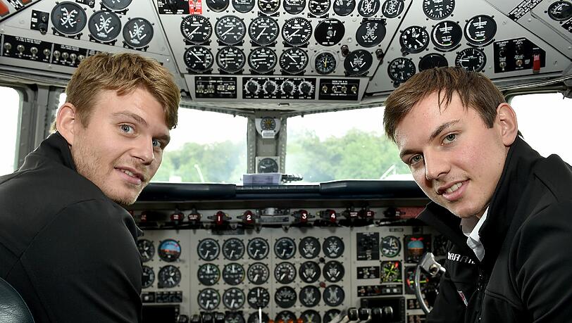 Die EHC-Stars Mads Christensen (l.) und Martin Hinterstocker im Cockpit einer DC6. Die EHC-Stars Mads Christensen (l.) und Martin Hinterstocker im Cockpit einer DC6.