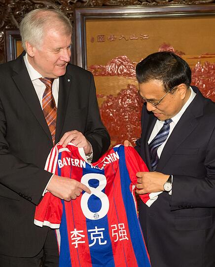 Horst Seehofer machte während seines Besuchs in China Werbung für den FC Bayern München und überreichte dem chinesischen Premierminister, Keqiang Li, nach einem gemeinsamen Gespräch ein Bayern-Trikot. Auf dem Trikot ist die Rückennummer 8 und der Name "Keqiang Li" in chinesischen Schriftzeichen gedruckt. Die Nummer Acht steht für eine langes Leben in China. Die Bilder
