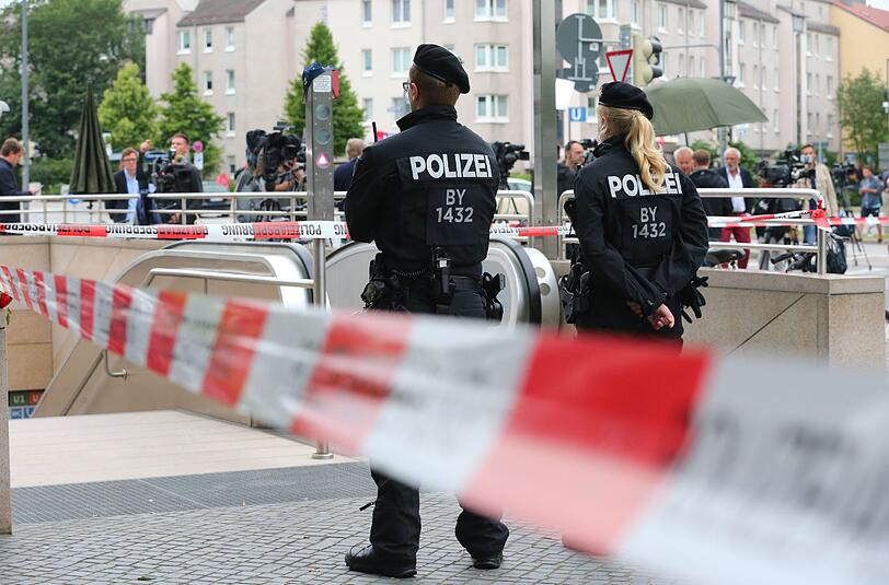 Bei der Durchsuchung der Wohnung der Eltern des 15-Jährigen sind unter anderem eine größere Menge Chemikalien, Material und Anleitungen zur Herstellung von Sprengmitteln gefunden worden.