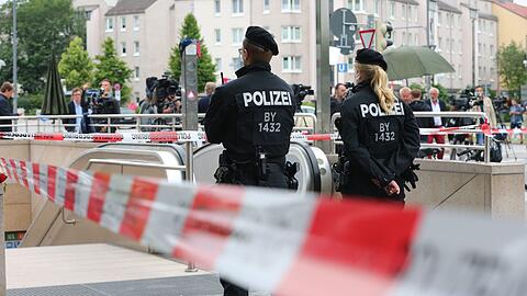 Bei der Durchsuchung der Wohnung der Eltern des 15-Jährigen sind unter anderem eine größere Menge Chemikalien, Material und Anleitungen zur Herstellung von Sprengmitteln gefunden worden.