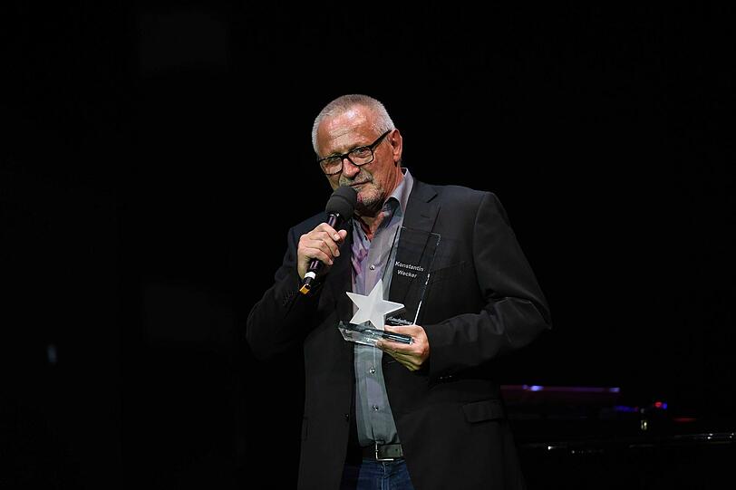 Konstantin Wecker, wichtiger Querdenker des Landes, wurde von den Klinikclowns ausgezeichnet.