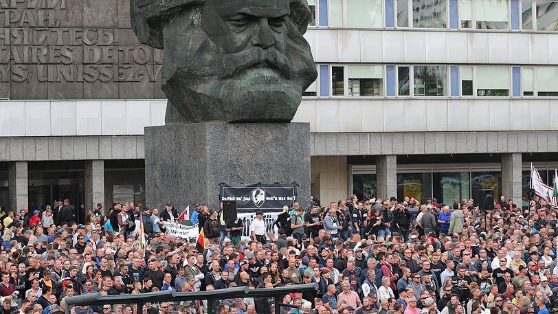 Chemnitz hat sich innerhalb von wenigen Stunden zum Pulverfass entwickelt. Nach dem gewaltsamen Tod eines 35-Jährigen marschierten innerhalb kürzester Zeit rechte Demonstranten auf - ihnen stellten sich am Montag linke Demonstranten gegenüber. Um ein unmittelbares Aufeinandertreffen zu verhindern, rückte die Polizei mit Hundertschaften an. Die Bilder aus Chemnitz.