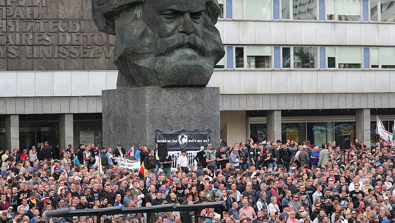 Chemnitz hat sich innerhalb von wenigen Stunden zum Pulverfass entwickelt. Nach dem gewaltsamen Tod eines 35-Jährigen marschierten innerhalb kürzester Zeit rechte Demonstranten auf - ihnen stellten sich am Montag linke Demonstranten gegenüber. Um ein unmittelbares Aufeinandertreffen zu verhindern, rückte die Polizei mit Hundertschaften an. Die Bilder aus Chemnitz. Chemnitz hat sich innerhalb von wenigen Stunden zum Pulverfass entwickelt. Nach dem gewaltsamen Tod eines 35-Jährigen marschierten innerhalb kürzester Zeit rechte Demonstranten auf - ihnen stellten sich am Montag linke Demonstranten gegenüber. Um ein unmittelbares Aufeinandertreffen zu verhindern, rückte die Polizei mit Hundertschaften an. Die Bilder aus Chemnitz.