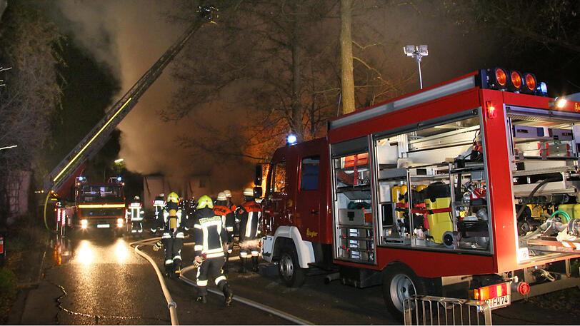 Das Sägewerk brannte komplett ab, verletzt wurde niemand, die Brandursache ist allerdings noch unklar. Die Bilder vom Feuerwehreinsatz in Dorfen.