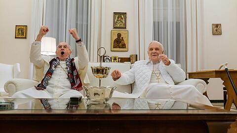 Beim gemeinsamen Schauen des WM-Finale 2014 Deutschland gegen Argentinien:
Jonathan Pryce als Franziskus und Anthony Hopkins als Ratzinger.