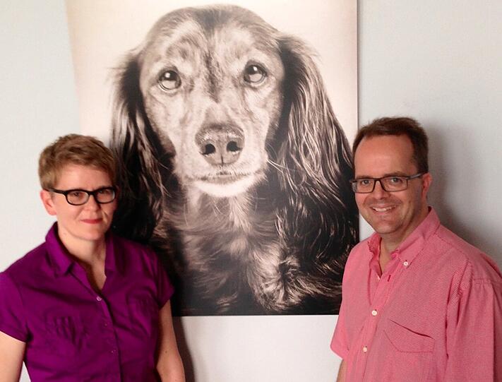 Fotografin Andrea Späth und Markus Rinderspacher im Kulturzentrum Trudering vor einem ihrer Bilder.
