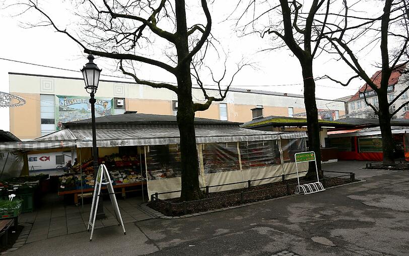 Unten sind die Marktstände.