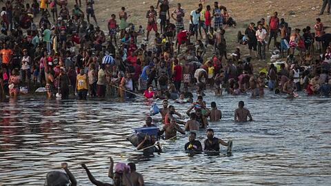 Tausende durchwaten den Rio Grande.