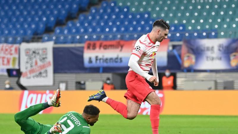 Dominik Szoboszlai (r) umspielt Manchesters Torwart Zack Steffen und erzeilt das Tor zum 1:0 für RB Leipzig. Dominik Szoboszlai (r) umspielt Manchesters Torwart Zack Steffen und erzeilt das Tor zum 1:0 für RB Leipzig.