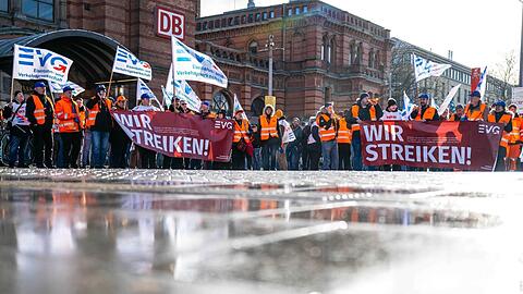 Streiks von Gewerkschaften wie der EVG fallen besonders auf, weil sie das alltägliche Leben beeinflussen.