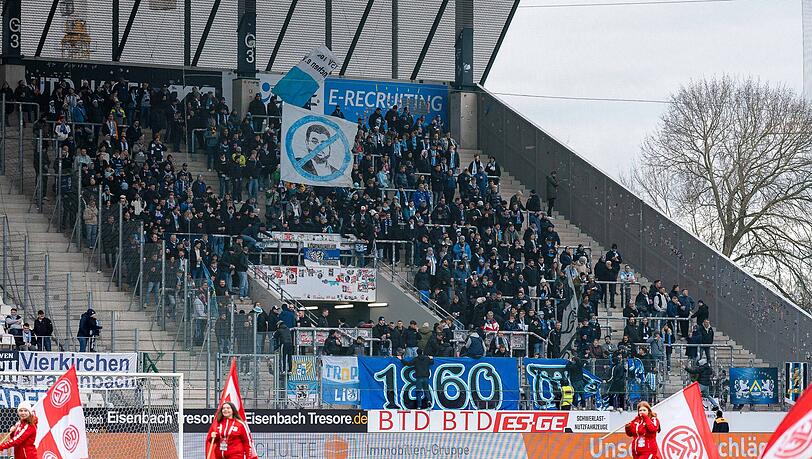 Die mitgereisten 1860-Fans im Gästeblock des Stadions an der Hafenstraße.